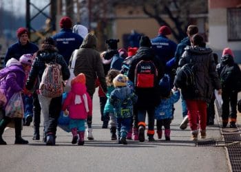 egy csoport gyerek es szülő