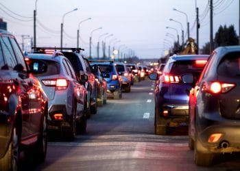 autok allnak a dugóban