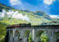 vonat megy at a viadukton a hegyeken