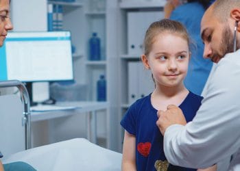 gyereket vizsgal az orvos