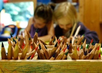 színes ceruzák az oviban