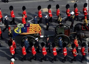 Felravatalozták a királynő koporsóját a londoni parlamentben