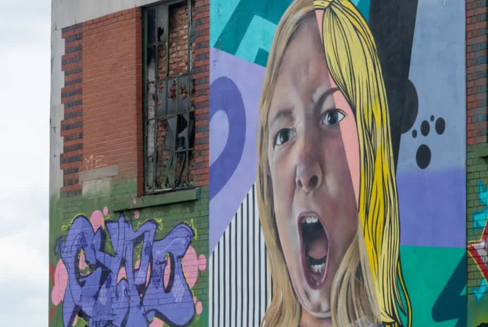 A YouTuber egy pozitívumot is említett, nevezetesen hogy Birmingham graffitijei 'kézlegyintéssel' verik Berlint.