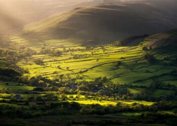 Az eldugott ‘varázslatos’ brit falu lenyűgöző kilátással és csodás túraútvonalakkal