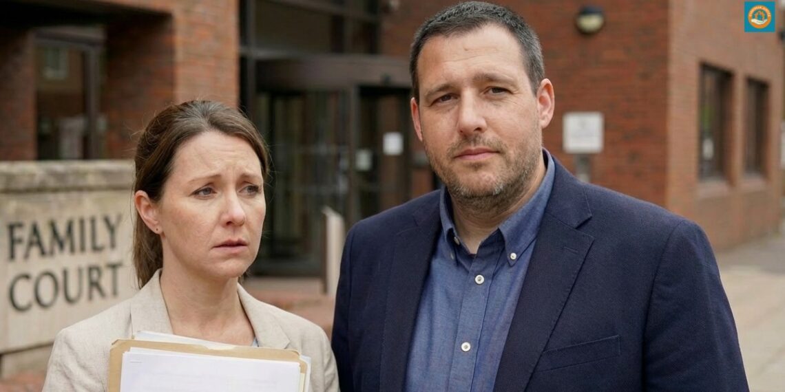 Magyar szülőt támogató McKenzie Friend a brit családi bíróság bejáratánál.